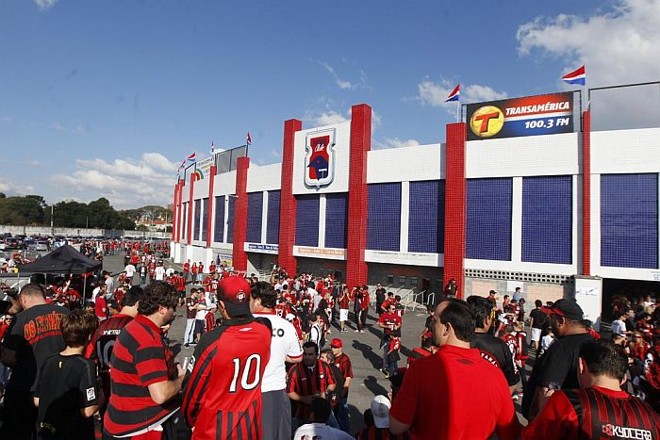 Torcida atleticana compareceu em bom número na vitória sobre o Goiás na Vila Capanema |