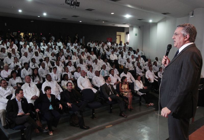 O ministro Alexandre Padilha dá boas-vindas aos médicos, em Brasília: estrangeiros não disputarão mercado com brasileiros | Jorge William/ Agência O Globo