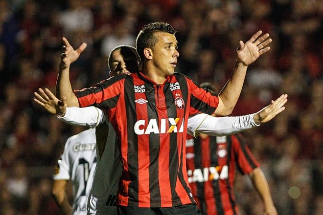 Pedro Botelho marcado pela defesa do Botafogo |