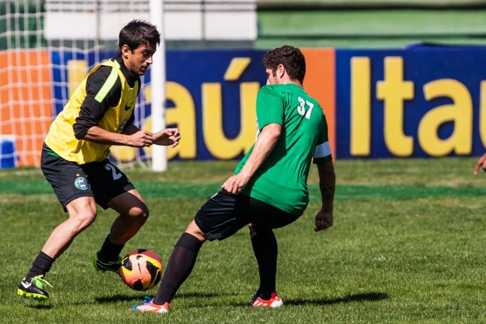 Chico e Robinho desfalcam Coritiba contra o Criciúma Robinho foi vetado para o jogo contra o Criciúma | Brunno Covello / Gazeta do Povo