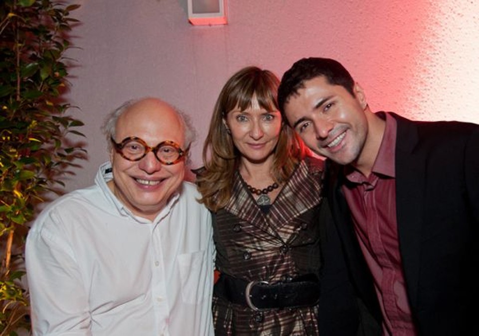 Carlos Deiró e Giselle Lima (ambos à esq.) receberam muitos amigos na quinta-feira para a festa de inauguração da nova sede de sua produtora de filmes, rebatizada como Deiró Moving Ideas. Com eles na foto, o diretor de cena Thiago Artimonte (filho de Giselle) | Robson Chaves