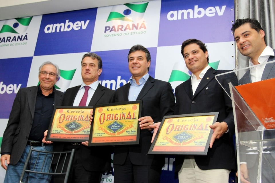 A Original voltou: acompanhado de políticos e do vice-presidente da Ambev Milton Seligman (à esquerda), Beto Richa exibe quadro alusivo ao rótulo da cerveja que nasceu em Ponta Grossa | Luciano Mendes/ Gazeta do Povo
