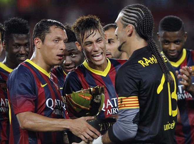 Neymar comemora com Adriano e o goleiro Pinto comemoram goleada sobre o Santos na conquista do troféu Juan Gamper |