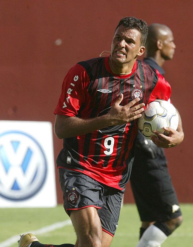 Washington Coração Valente - Washington já tinha passado pela seleção em 2001 e 2002 quando sofreu um princípio de enfarte em 2003, quando jogava na Turquia. O Atlético bancou a cirurgia do atacante, que tinha defendido e toda a recuperação. Resultado: com a camisa rubro-negra, em 2004, virou o maior artilheiro em apenas só edição do Brasileiro, com 34 gols. | 