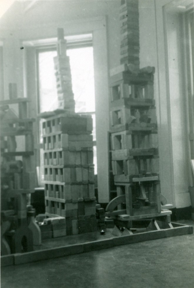 Registro fotográfico do século passado mostra os blocos de madeiras como material de brincadeira e aprendizado | 