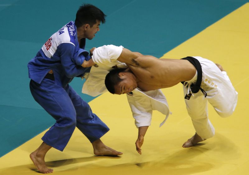 Brasileiro Chares Chibana (de azul) perdeu na semifinal para o japonês Masashi Ebinuma | Sergio Moraes / Reuters