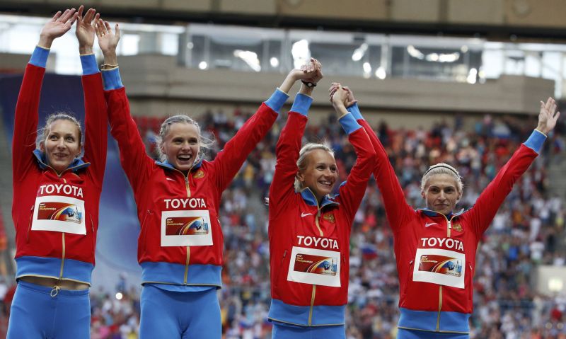 Medalistas de ouro da Rússia comemoram vitória da prova de 4x400 metros | REUTERS/Grigory Dukor