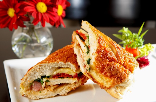 A baguete de frango, queijo e tomate seco da Exprèx Caffé está entre as preferências dos estudantes de Direito da UFPR. | Hugo Harada / Gazeta do Povo