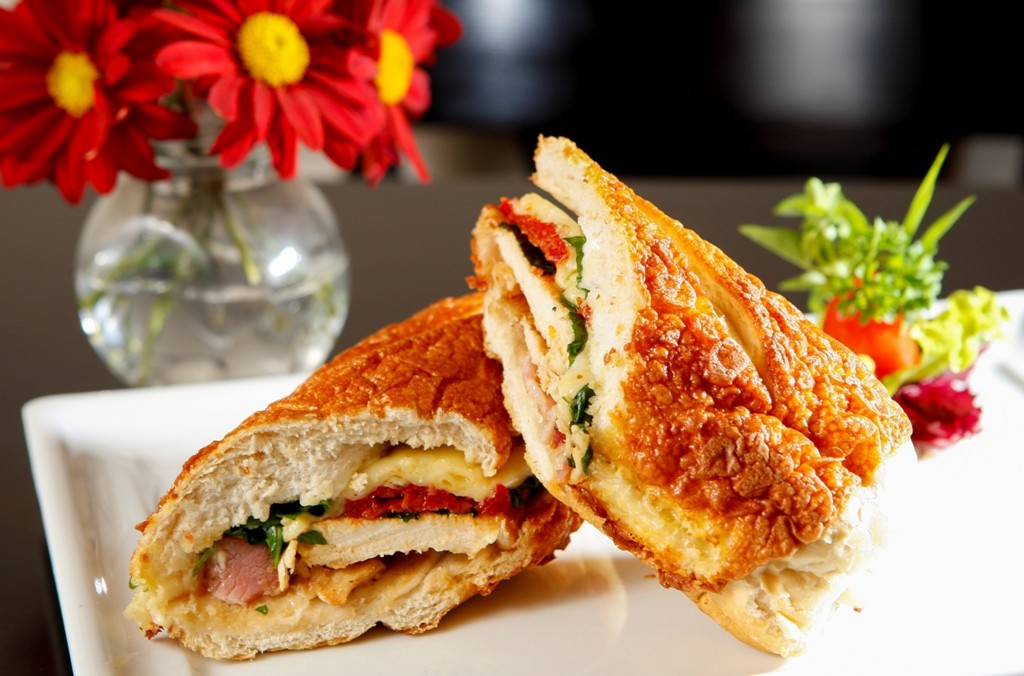 A baguete de frango, queijo e tomate seco da Exprèx Caffé está entre as preferências dos estudantes de Direito da UFPR.