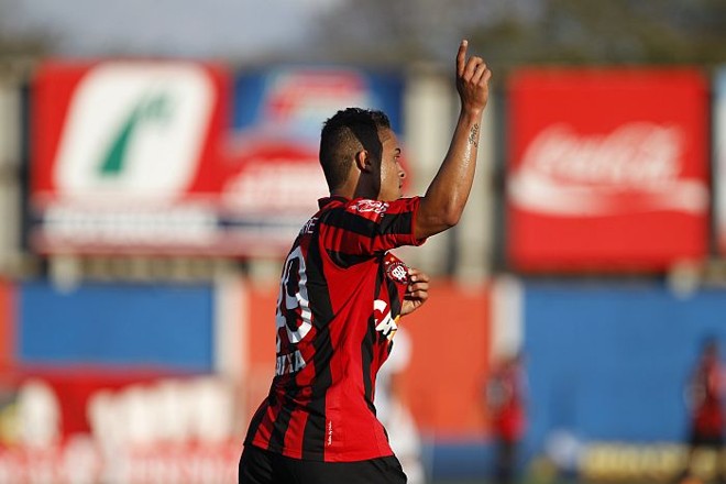 Dellatorre comemora o primeiro gol atleticano na vitória por 2 a 0 sobre o Goiás |