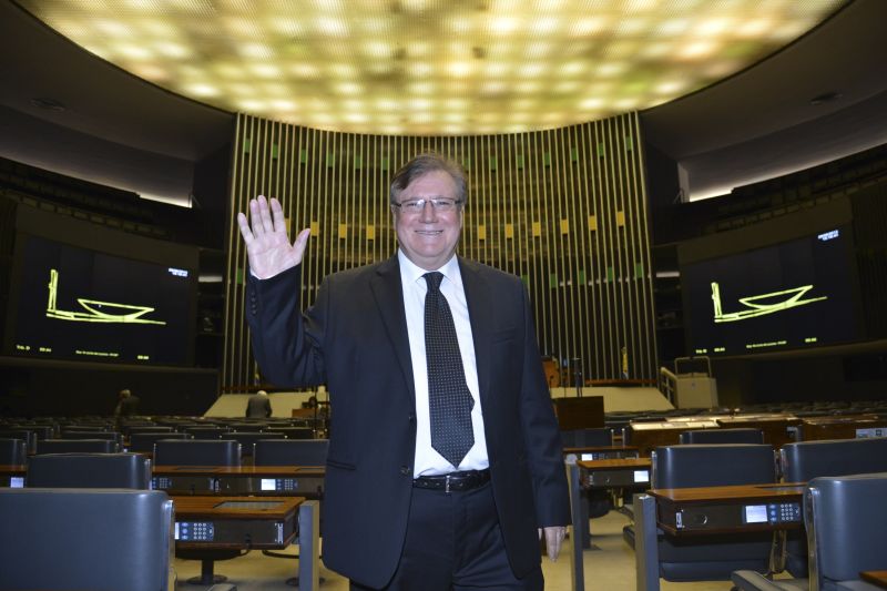 A Câmara dos Deputados deu posse ao ex-senador Amir Lando (PMDB-RO), que ficou com a vaga do deputado Natan Donadon (sem partido-RO), que está preso no Complexo Penitenciário da Papuda, no Distrito Federal | Fabio Rodrigues Pozzebom / Agência Brasil