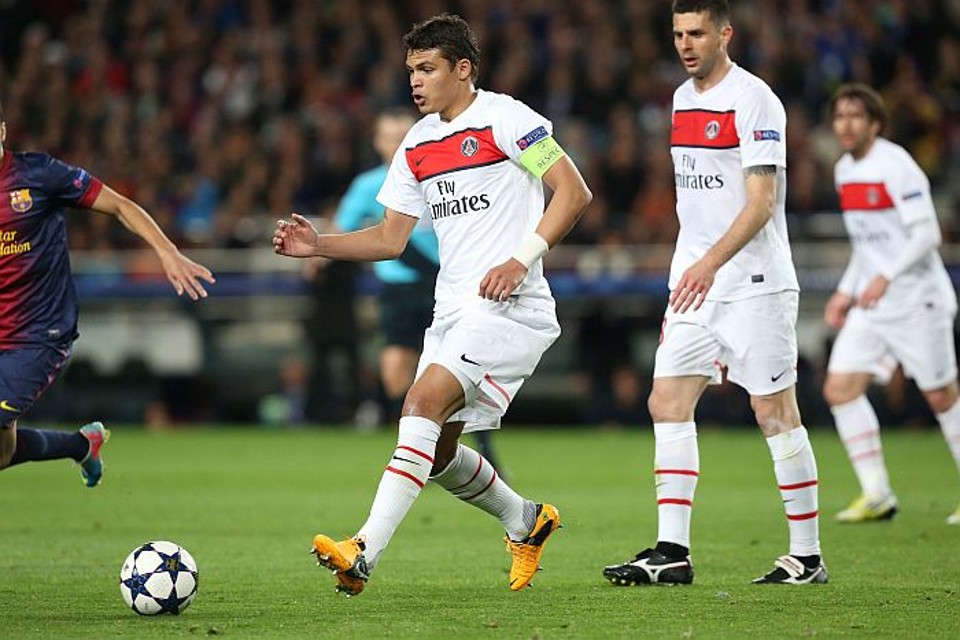 Thiago Silva amplia contrato com o Paris Saint-Germain até 2018 Com novo contrato, Thiago Silva passa a receber 12 milhões de euros por ano do Paris Saint-Germain | Manuel Blondeau / Folhapress