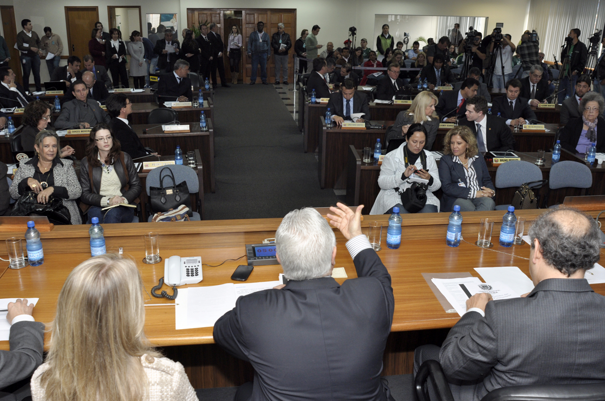 De costas no centro da imagem, o presidente da Câmara de Vereadores, Paulo Salamuni, apresentou balanço do primeiro semestre de trabalho | Anderson Tozato / Divulgação / Câmara de Vereadores de Curitiba