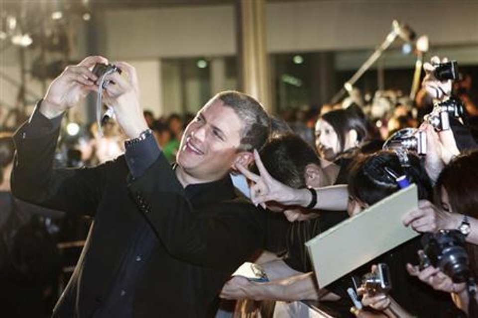 Ator Wentworth Miller assume ser gay e rejeita convite para festival russo Ator Wentworth Miller tira foto junto com os fãs durante a estreia de "Resident Evil 4: Recomeço" em Tóquio | REUTERS/Kim Kyung-Hoon