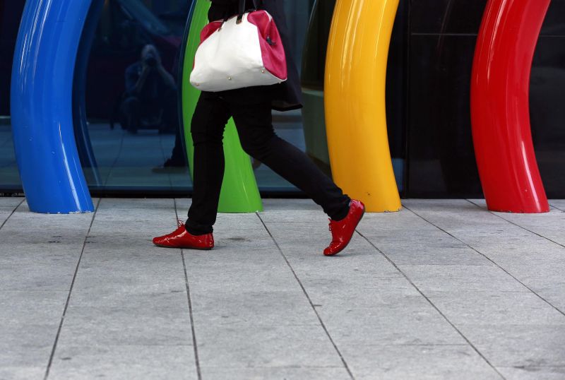 Mulher caminha em frente da sede do Google, em Dublin: empresa garante confidencialidade | Cathal McNaughton/Reuters