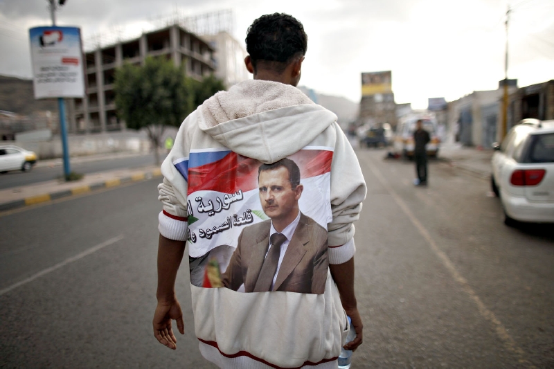 No Iêmen, homem com imagem de Assad nas costas protesta contra a intervenção na Síria | Khaled Abdullah/Reuters