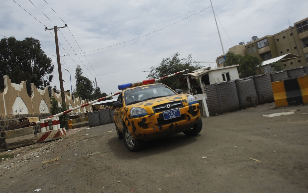 Veículo da polícia guarda a entrada da Embaixada dos EUA em Sanaa | Reuters/Khaled Abdullah