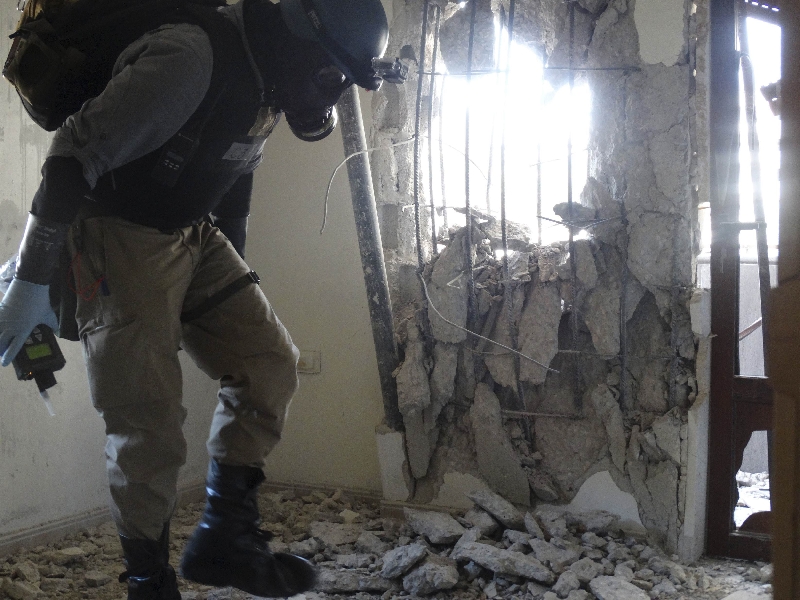 Inspetor da ONU usando máscara contra gás avalia um dos locais de ataque químico | Mohammad Abdullah/Reuters