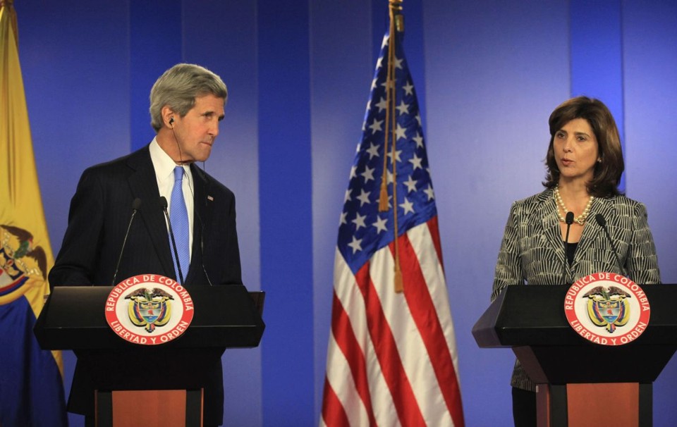 O secretário de Estado norte-americano John Kerry com a ministra das relações exteriores colombiana, Maria Angela Holguin | REUTERS / Jose Miguel Gomez