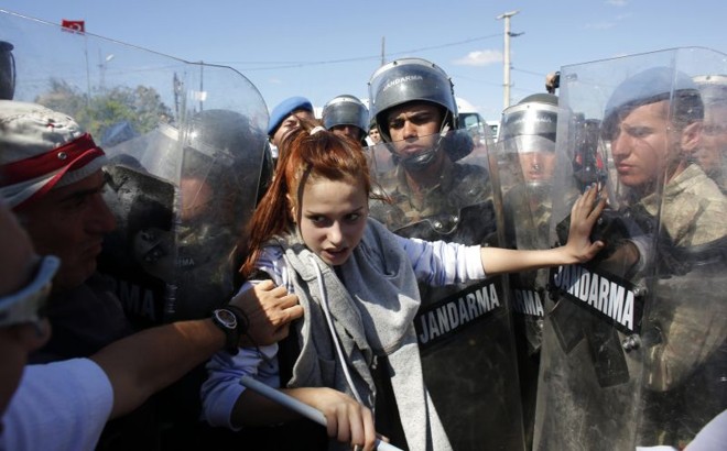 Manifestante enfrenta soldados em Silivri, na Turquia | Murad Sezer/Reuters