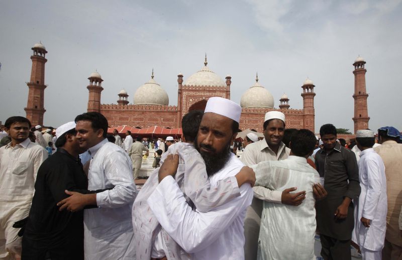Abraços depois das preces do Eid al-Fitr, que marca o fim do Ramadã, em mesquita de Lahore | Mohsin Raza/Reuters