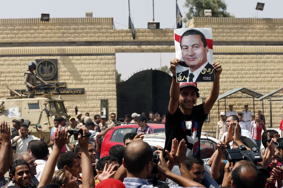 Mubarak deixa penitenciária e cumprirá prisão domiciliar em hospital Seguidores do ex-presidente egípcio fizeram manifestação em frente à prisão onde ele estava detido até esta quinta-feira (22) | Reuters/Youssef Boudlal