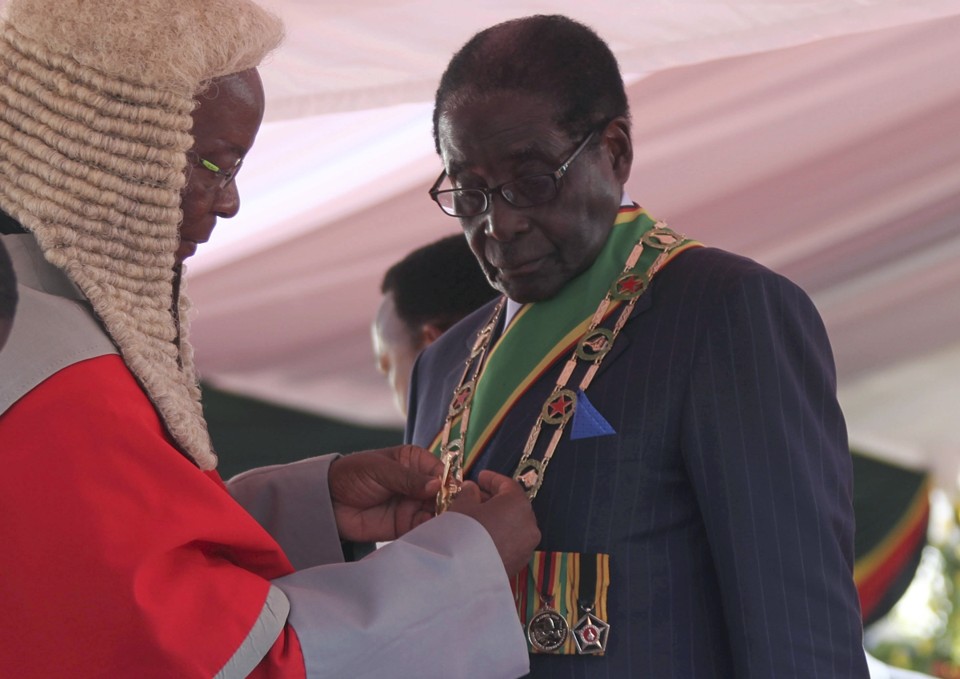 Robert Mugabe assume presidência do Zimbábue pela 7ª vez Robert Mugabe toma posse em cerimônia realizada em Harare | Reuters/Philimon Bulawayo