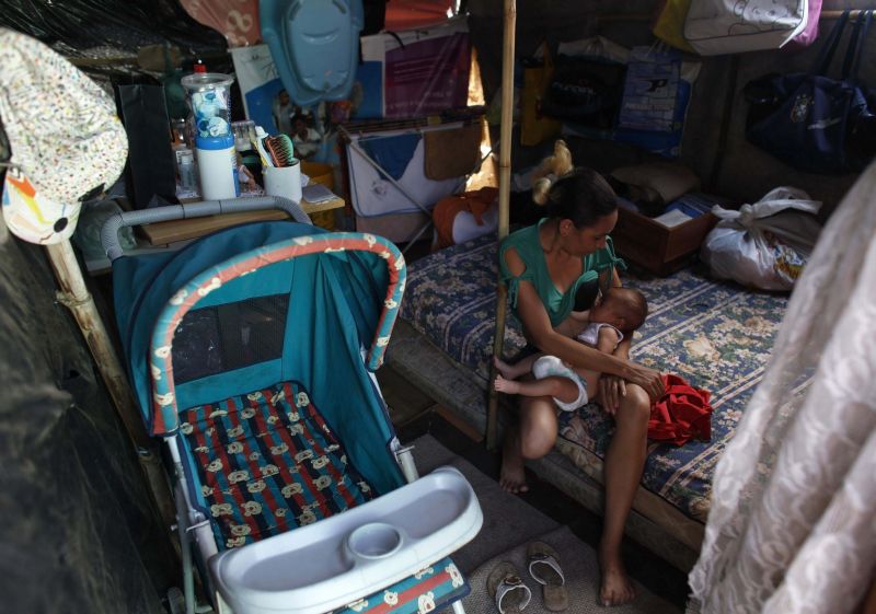 Mulher amamenta em acampamento no Brasil: maioria das mortes ocorre nos países em desenvolvimento | Nacho Doce/Reuters
