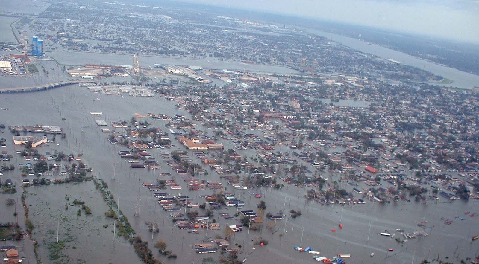 Vista aérea de Nova Orleans após inundações provocadas pelo furacão Katrina em 2005 | Marty Bahamanode/Efe