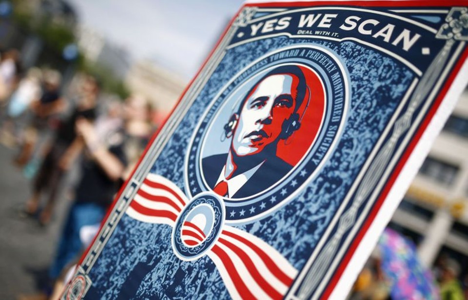 Cartaz com imagem de Obama sob a frase: Sim, nós rastreamos, num trocadilho em inglês com o lema de campanha do presidente Sim, nós podemos | Kai Pfaffenbach/Reuters