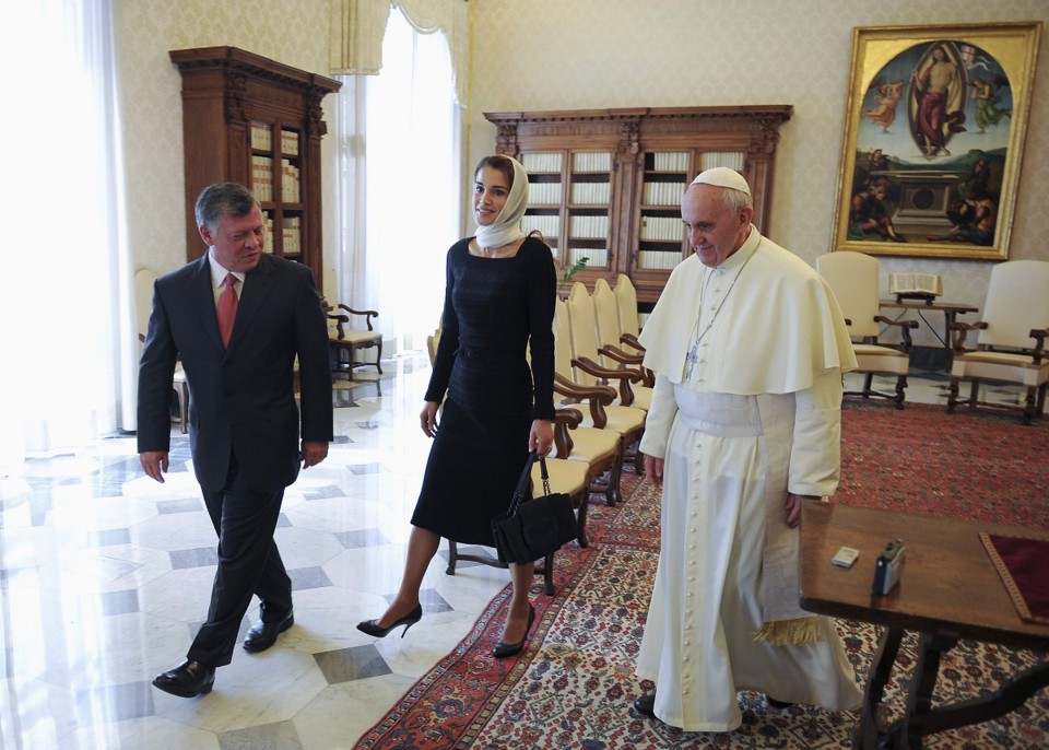 Francisco (à dir.) se encontrou com o rei da Jordânia (à esq.) e a rainha Rania (ao centro) | Reuters/Maurizio Brambatti/Compartilhamento
