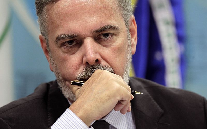O agora ex-ministro das Relações Exteriores Antonio Patriota já vinha enfrentando uma série de desgastes com a presidente Dilma | REUTERS/Ueslei Marcelino