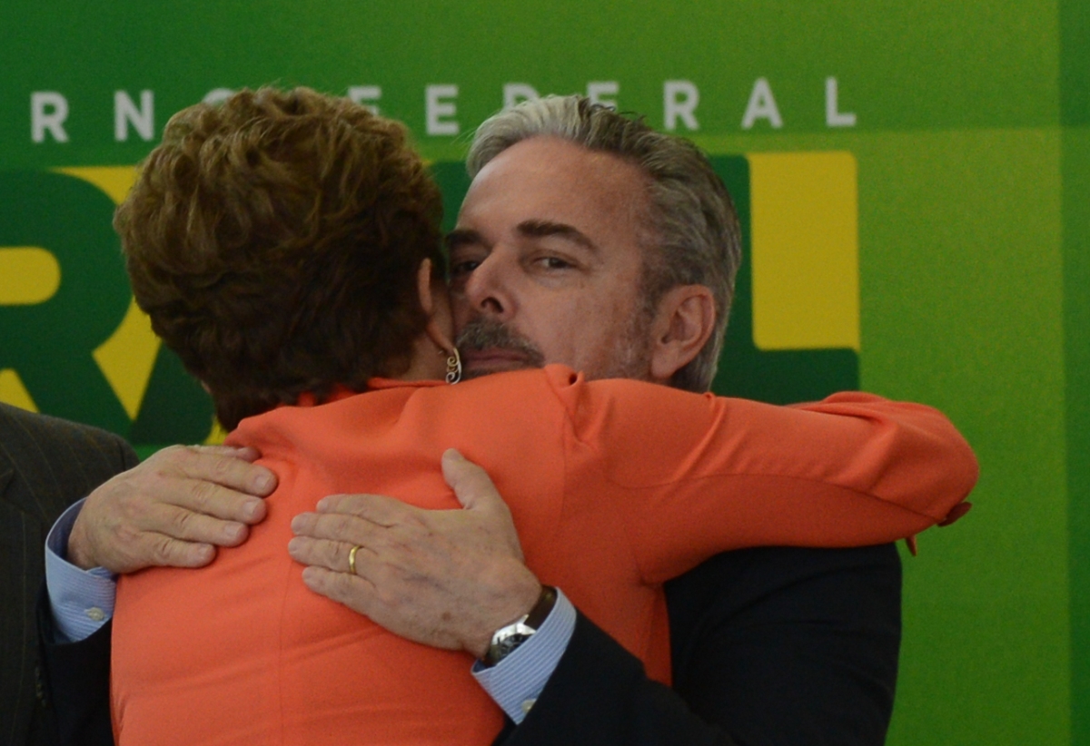 Patriota abraça a presidente Dilma Rousseff em sua despedida oficial do cargo de ministro das Relações Exteriores | Agência Brasil/Antonio Cruz