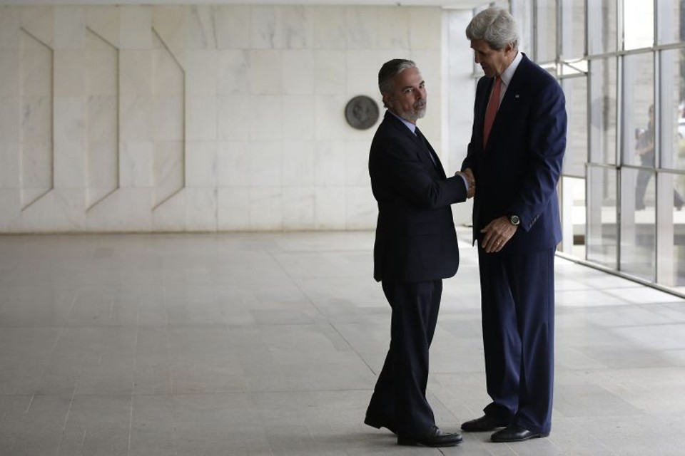 Patriota cumprimenta John Kerry no Palácio do Itamaraty, durante visita de um dia do secretário de Estado americano | Ueslei Marcelino/Reuters