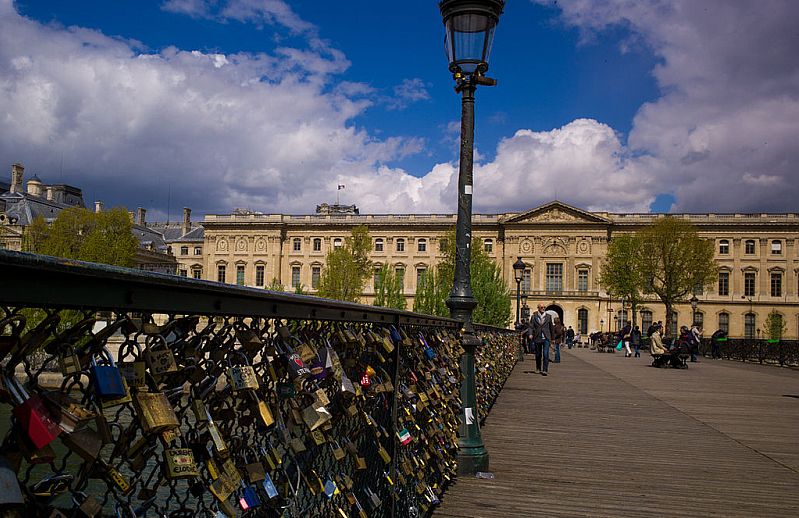 Para simbolizar a união, é comum que namorados atem cadeados às grades da Pont des Arts e joguem as chaves no rio Sena | Inocybe/Piero d Houin/WikiMedia Commons