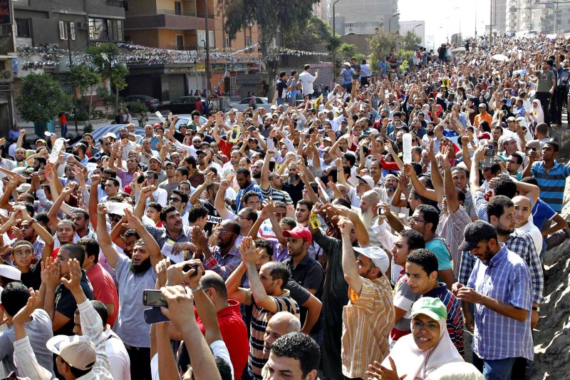 Apoiadores do ex-presidente Mohamed Mursi em protesto realizado na última sexta-feira, quando o clima no Cairo era de mais tranquilidade | Muhammad Hamed/Reuters