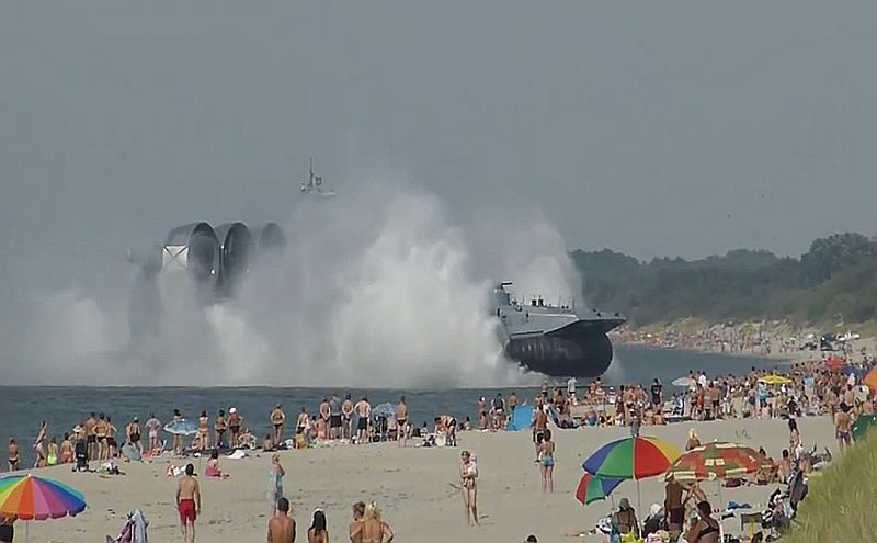 Segundo a Marinha russa, a praia de Mechnikovo, próxima à cidade de Kaliningrado, deveria estar fechada ao público no dia dos testes militares. Por isso, a embarcação não diminuiu a velocidade até que os marinheiros avistaram os banhistas | REUTERS/Stocktaking TV via Reuters TV