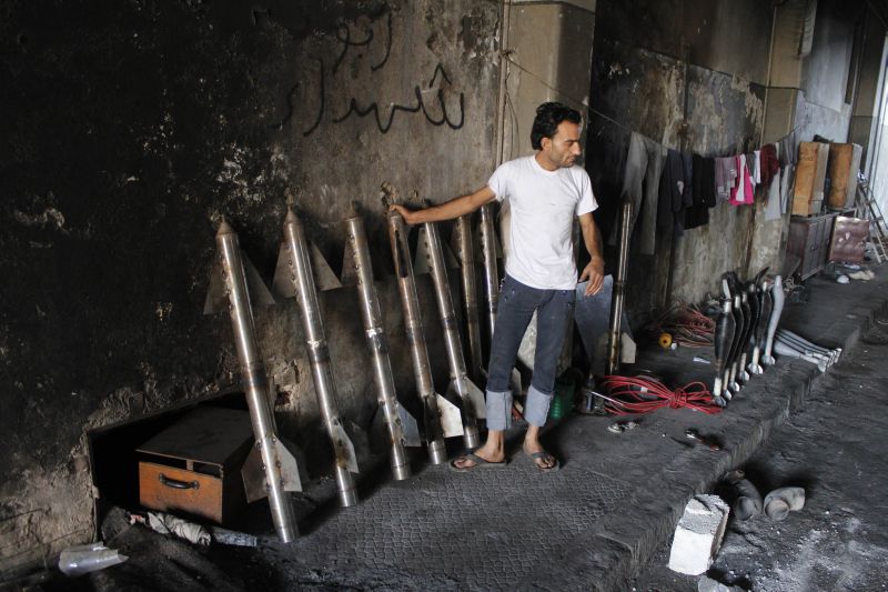 Rebelde sírio exibe mísseis caseiros ao lado do Hospital Canadense, em Aleppo | REUTERS/Molhem Barakat