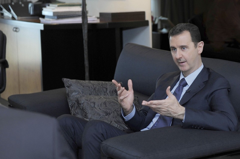 Imagem de divulgação de uma agência estatal mostra o presidente sírio durante a entrevista ao jornal russo | Reuters/SANA/Divulgação