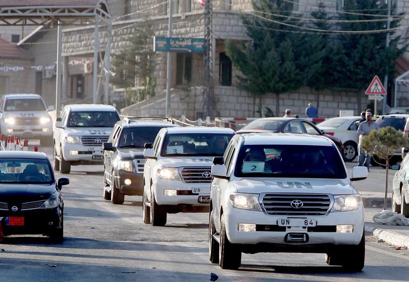 Equipes da Onu que estavam na Síria para investigar o ataque com armas químicas chegam em Bekaa Valley, no Líbano neste sábado (31) | EFE/EPA/STR