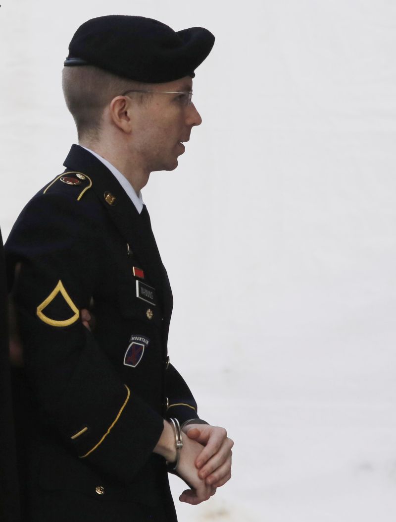 Soldado Bradley Manning, algemado, comparece à corte de Fort Meade para receber sua sentença | Larry Downing/Reuters