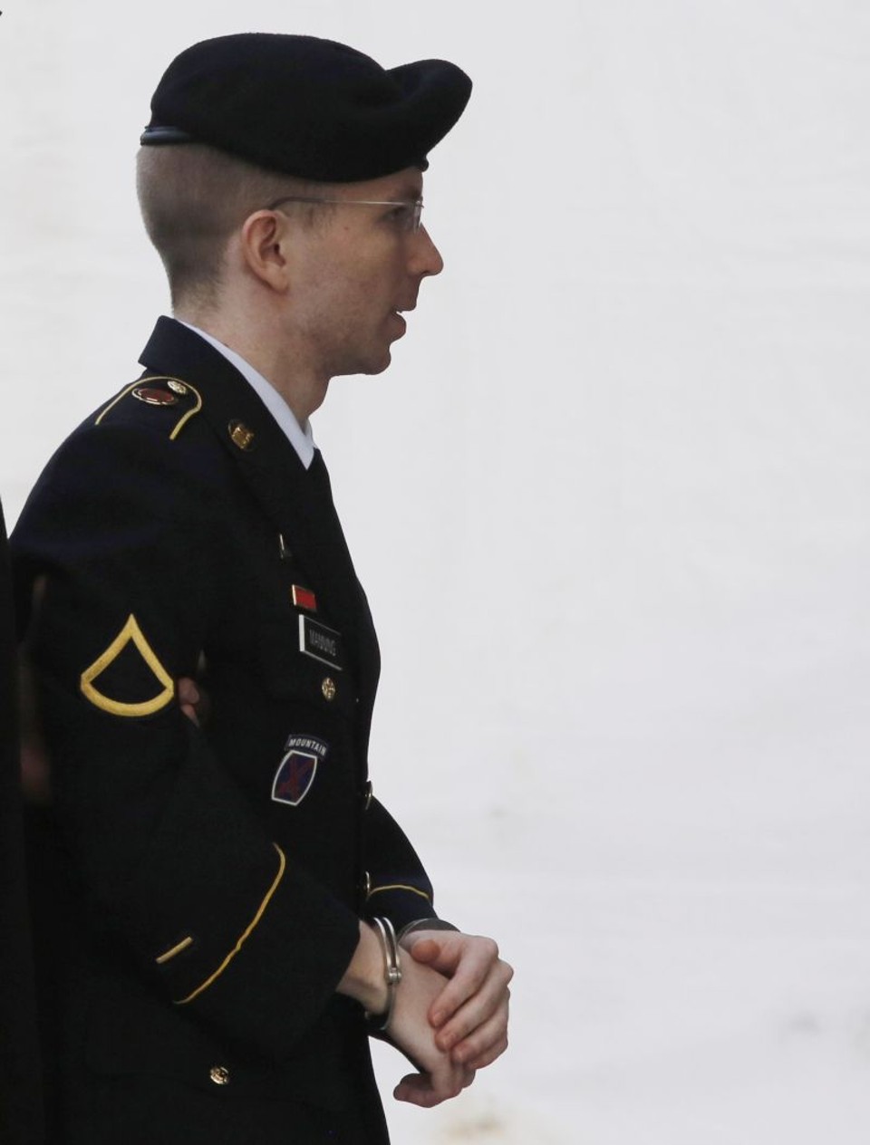 Militar fonte do WikiLeaks é condenado a 35 anos de prisão Soldado Bradley Manning, algemado, comparece à corte de Fort Meade para receber sua sentença | Larry Downing/Reuters