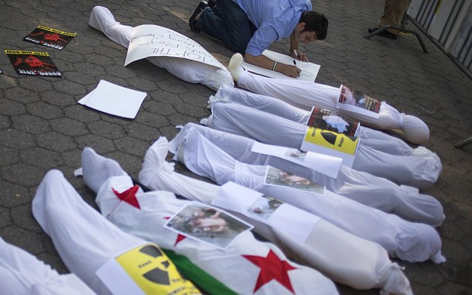 Depoimentos indicam uso de armas químicas em ataque na Síria Corpos de vítimas são enfileirados após suposto ataque com armas químicas na Síria | REUTERS/Adrees Latif