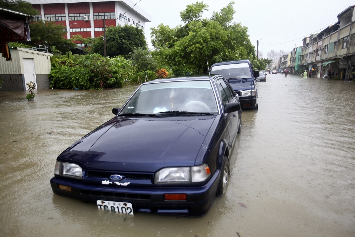 Carros foram submersos pela inundação em Tainan, sul de Taiwan | Reuters/Stringer