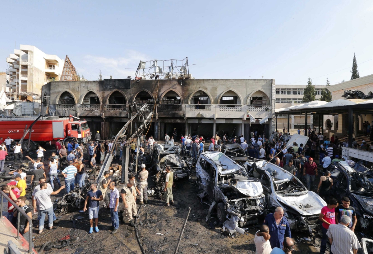 Membros de forças de resgate trabalham para encontrar sobreviventes da explosão em Trípoli | Reuters/Mohamed Azakir