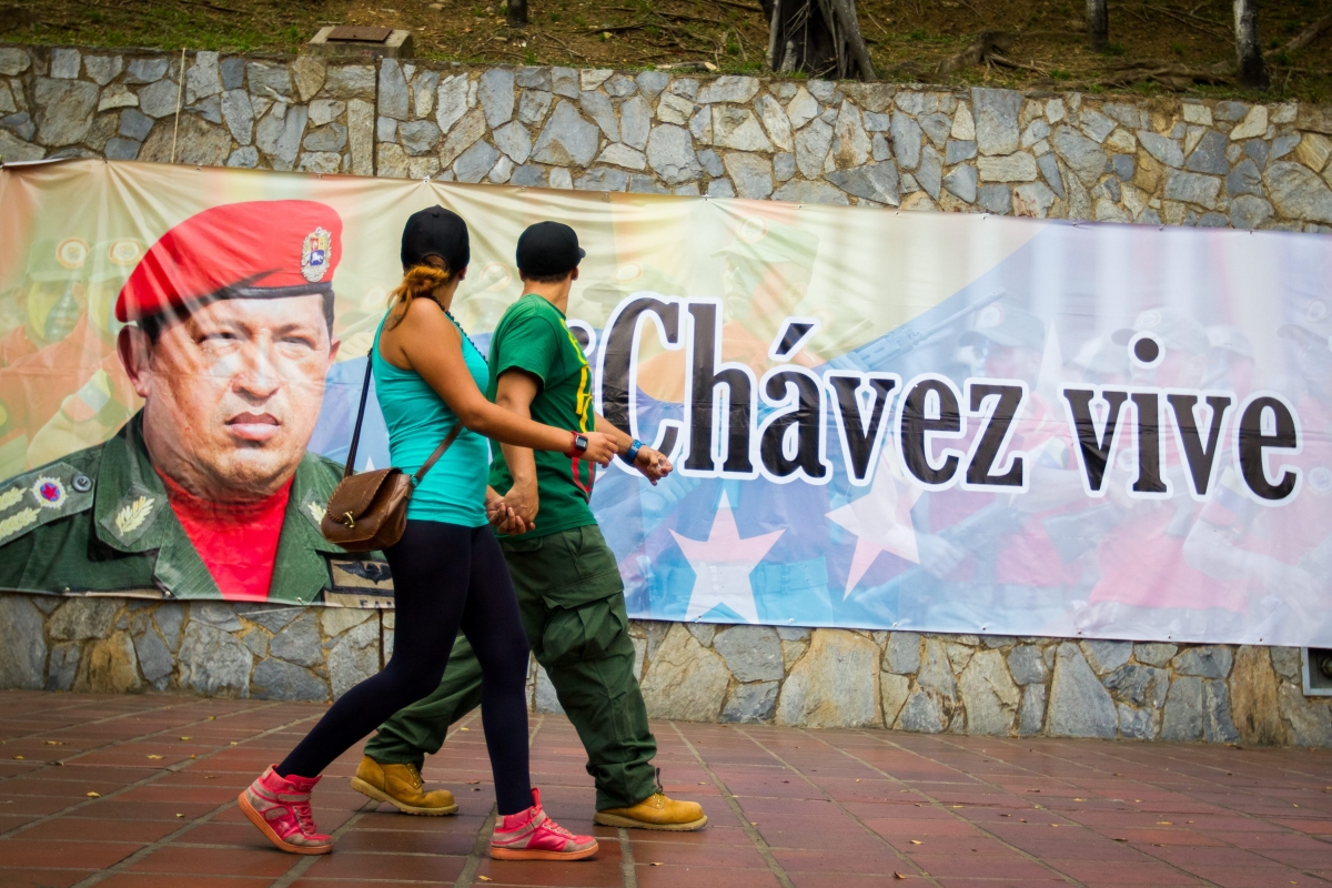 Faixa em Caracas lembra o aniversário de nascimento do ex-presidente venezuelano Hugo Chávez | EFE/Miguel Gutiérrez