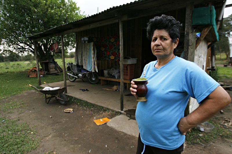 Genessilda Lourenço Gotardo, de 61 anos, vive no acampamento Zapata, em Ponta Grossa. Ela comemora a chegada da luz, que só veio há dois meses | Josué Teixeira/ Gazeta do Povo