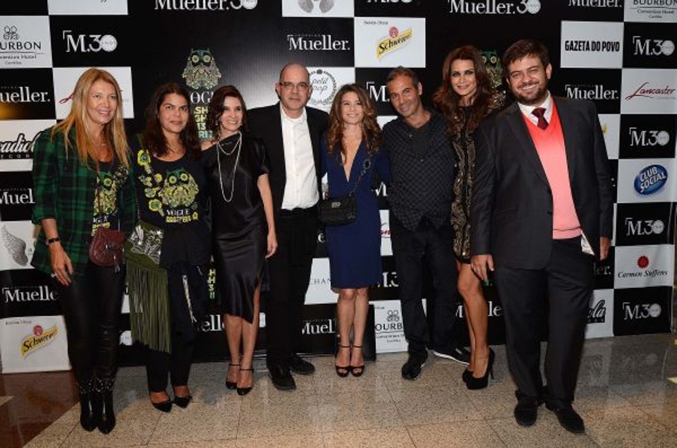 Da esquerda para a direita, Donata Meirelles, diretora de estilo da revista Vogue Brasil; a diretora de redação Daniela Falcão; a anfitriã Sabrina Peretti; Giovanni Frasson, diretor de moda da Vogue Brasil; Gabriela Peretti, também anfitriã; Marcos Soares, responsável pela ambientação do evento; a top Fernanda Motta e o colunista Bruno Astuto na badalada festa Vogue Fashions Night Out, que comemorou os 30 anos do Shopping Mueller, nesta quinta-feira | Kraw Penas