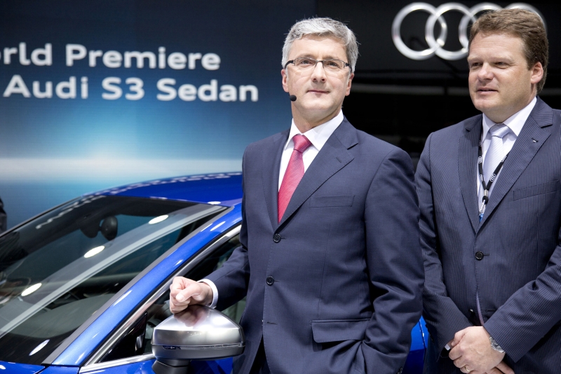 Martens (direita), com o presidente Rupert Stadler | Divulgação/Audi