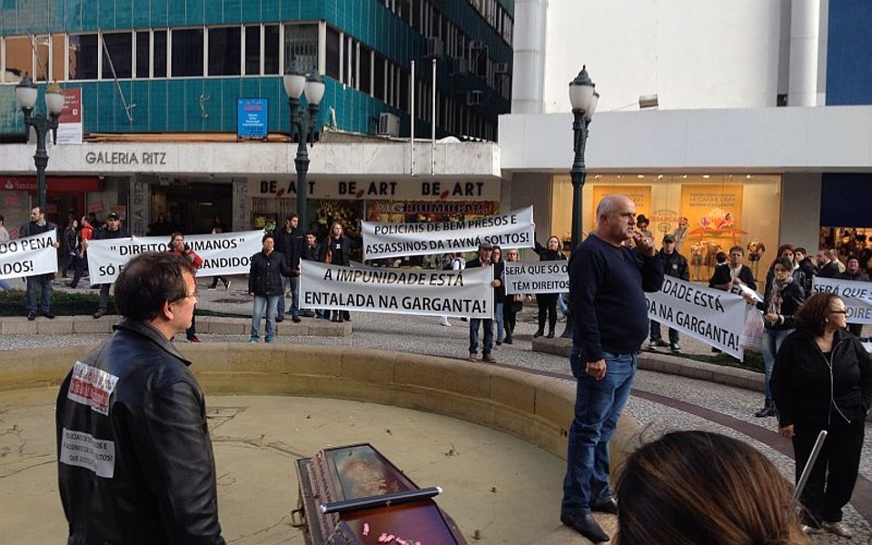 Protesto reuniu parentes de Tayná e de policiais acusados de tortura | Luiz Gustavo Janiszewski/Arquivo pessoal